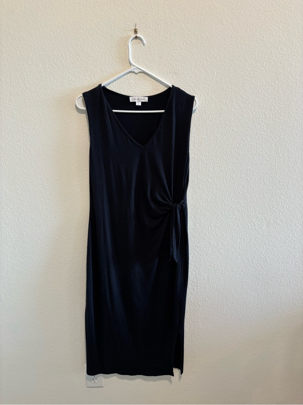 Amour Vert Black Sleeveless V-Neck Midi Dress with Side Tie Detail